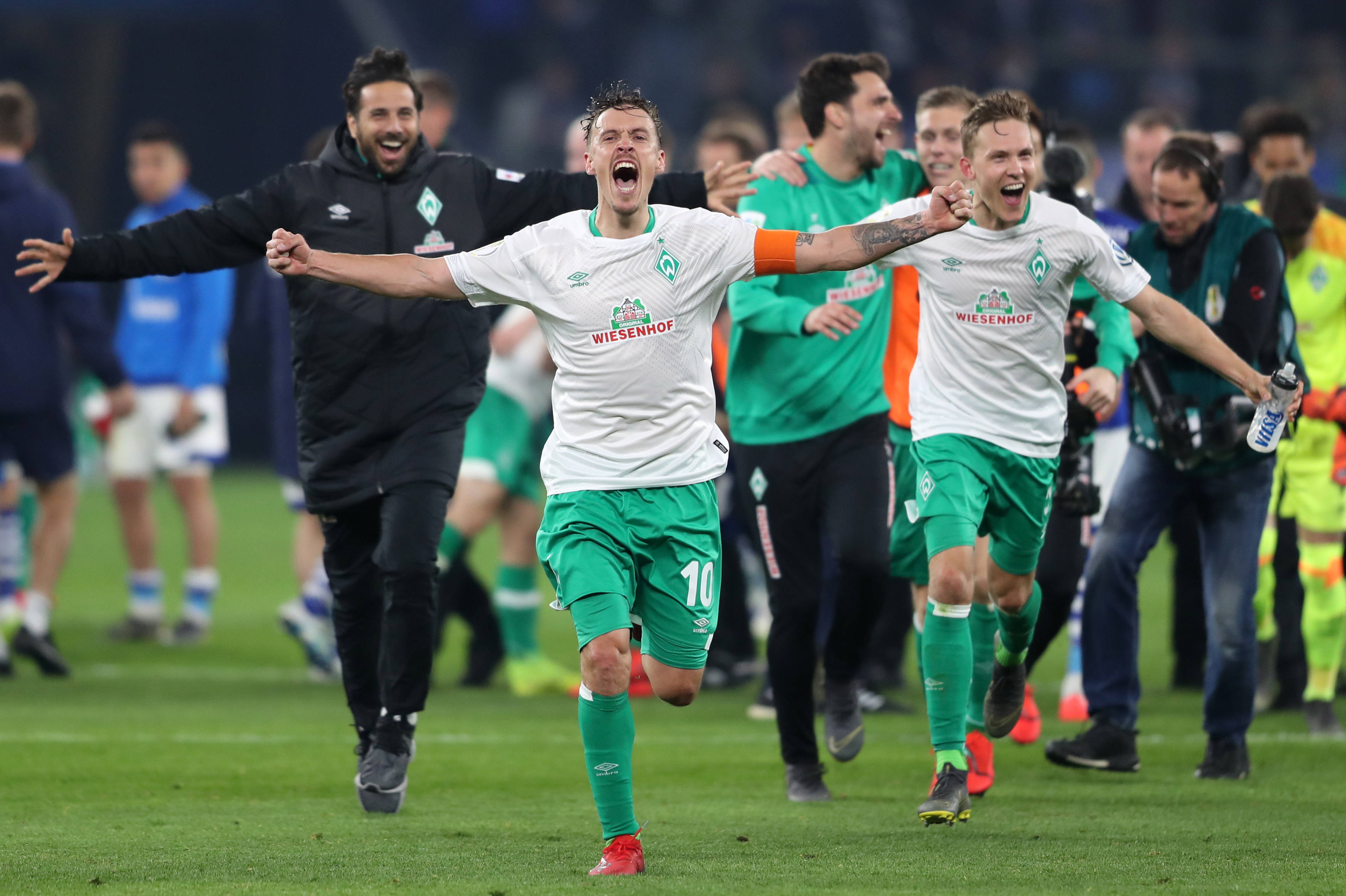 包含汉堡队迎来连胜，战胜不莱梅队的词条