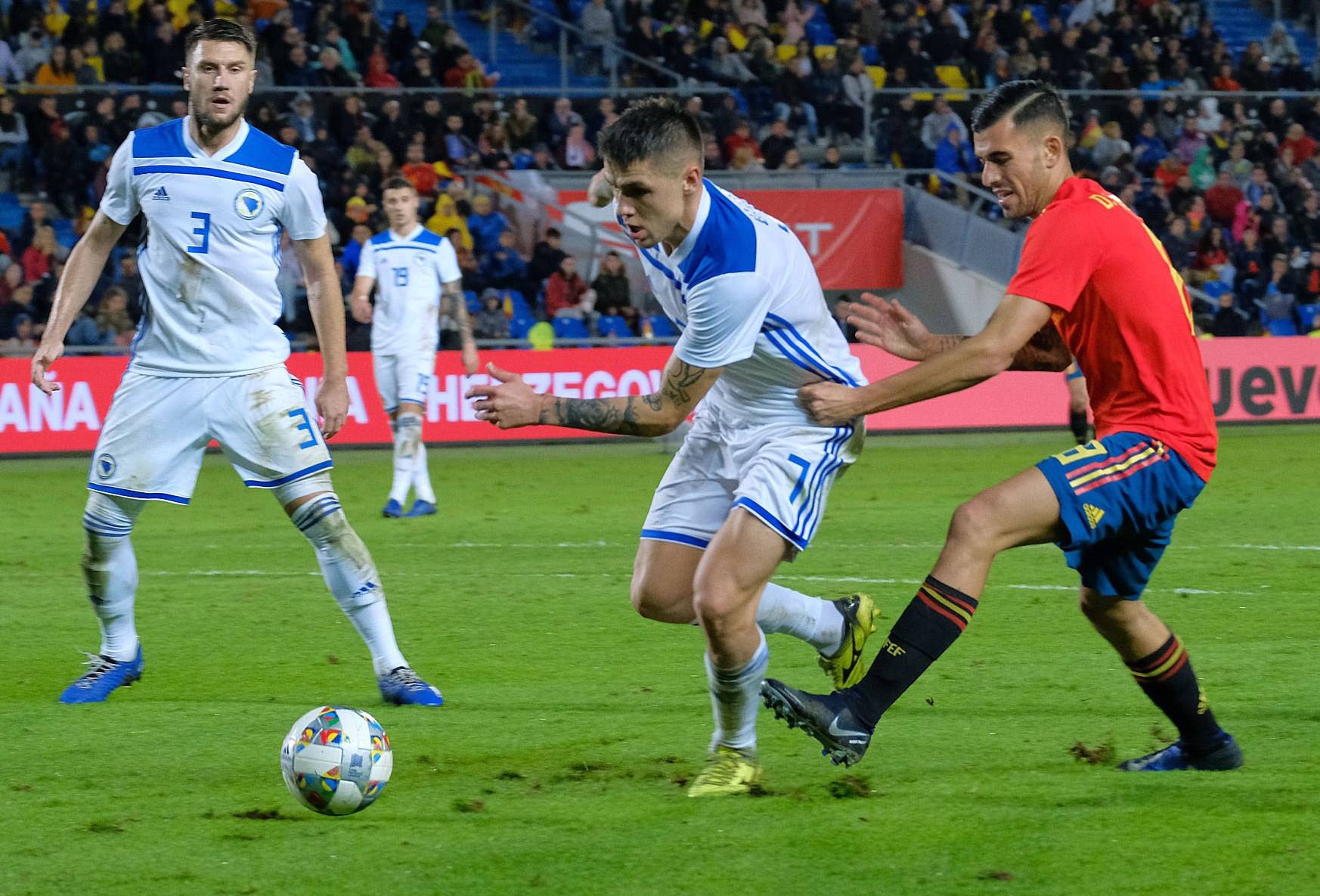 波黑足球队在国际比赛中夺得胜利