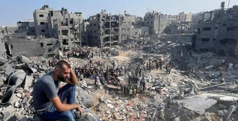 紧张的比赛中出现惊险一幕，球迷们为之疯狂