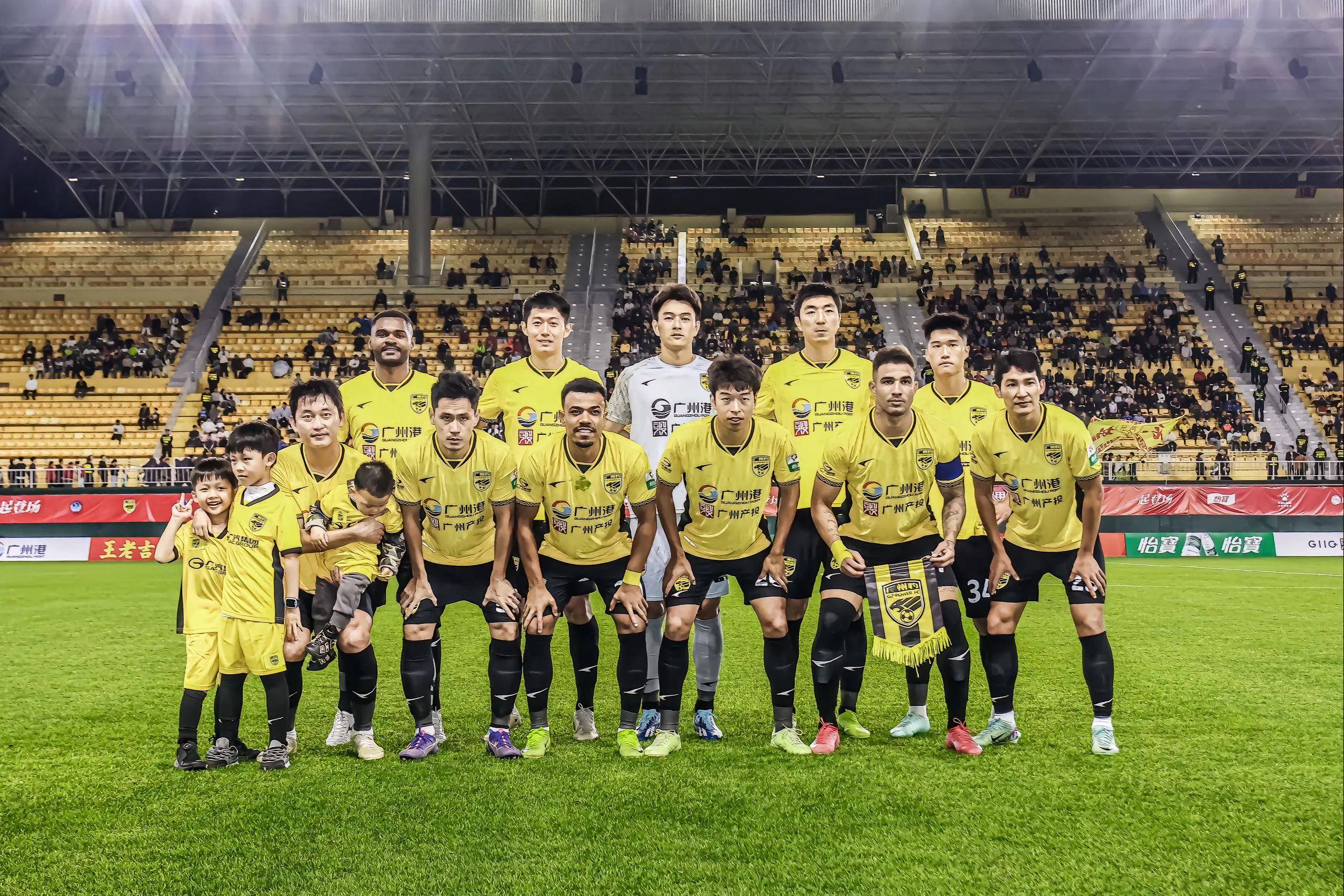 紧张的比赛中出现惊险一幕，球迷们为之疯狂