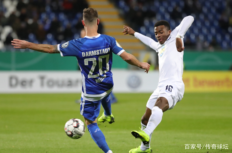 包含阿贾克斯球员短期租借达姆施塔特的词条