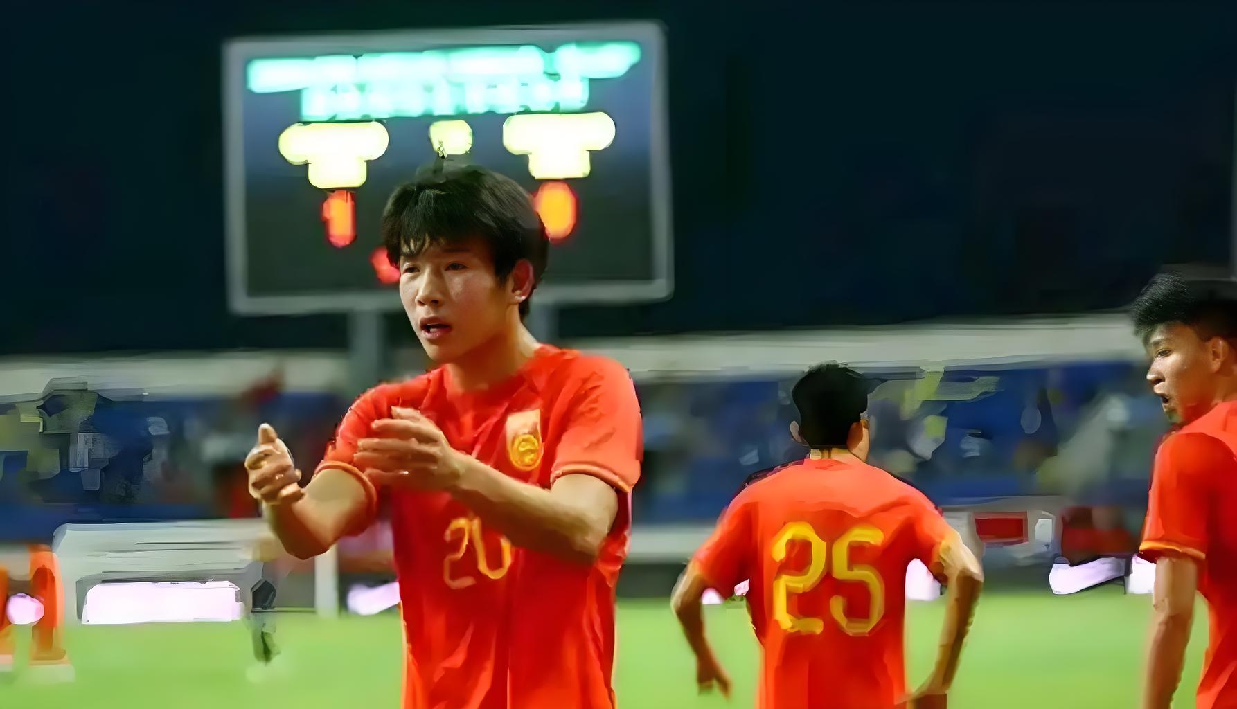 大型足球比赛势如破竹，球队士气高昂的简单介绍