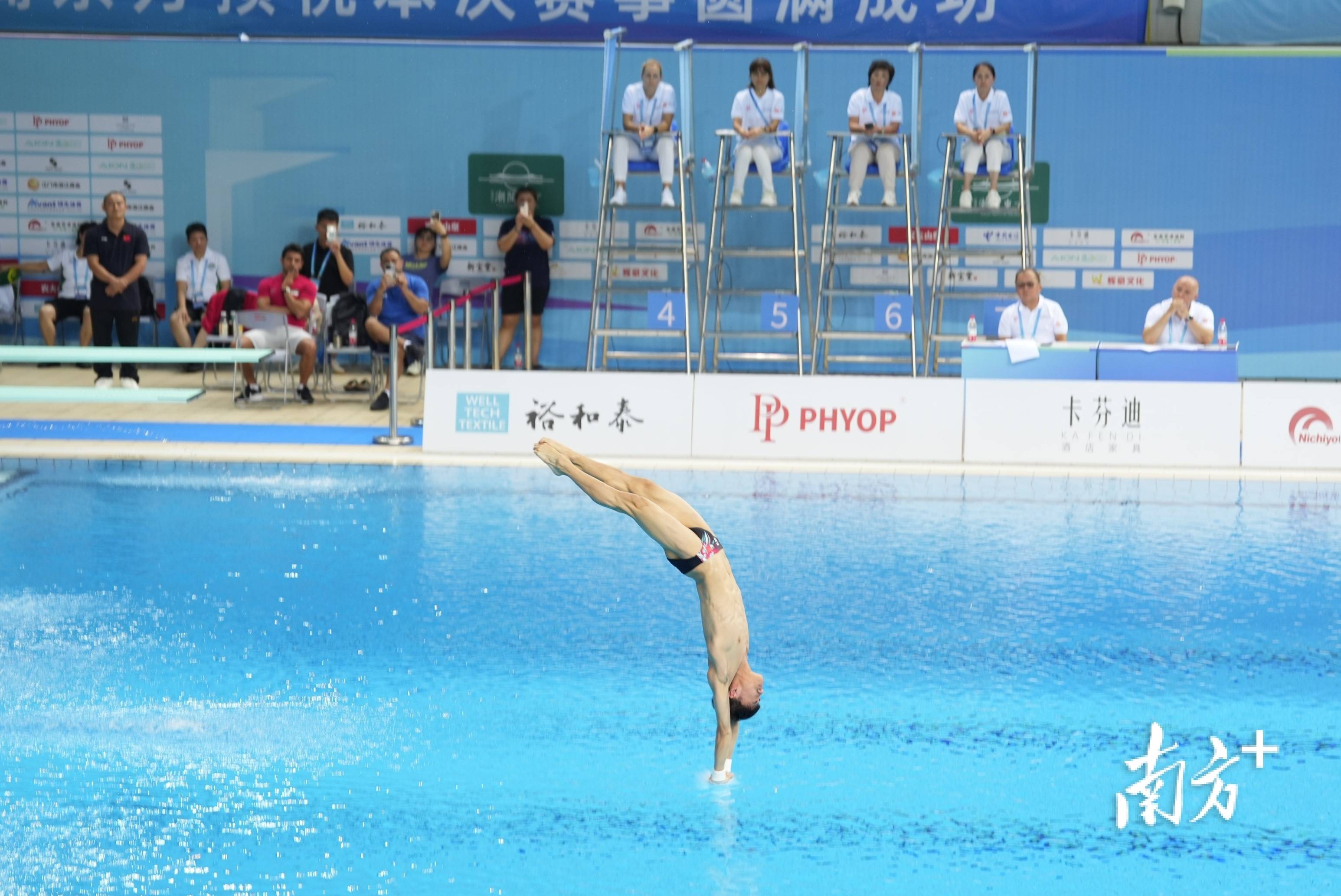 跳水队员合作默契，获得成功