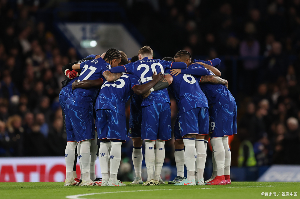 波兰与西班牙在足球场上爆发激战