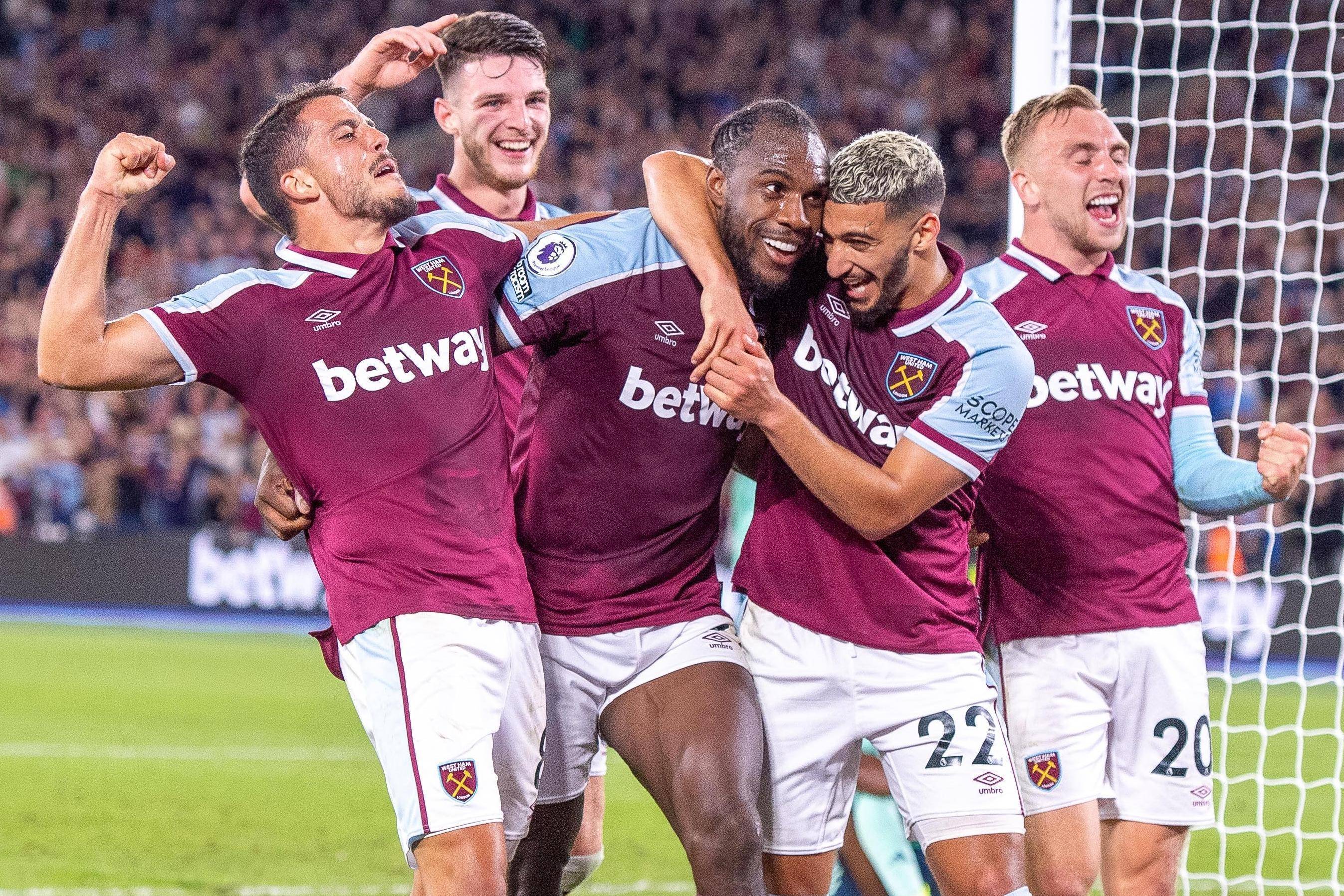 波兰与西班牙在足球场上爆发激战