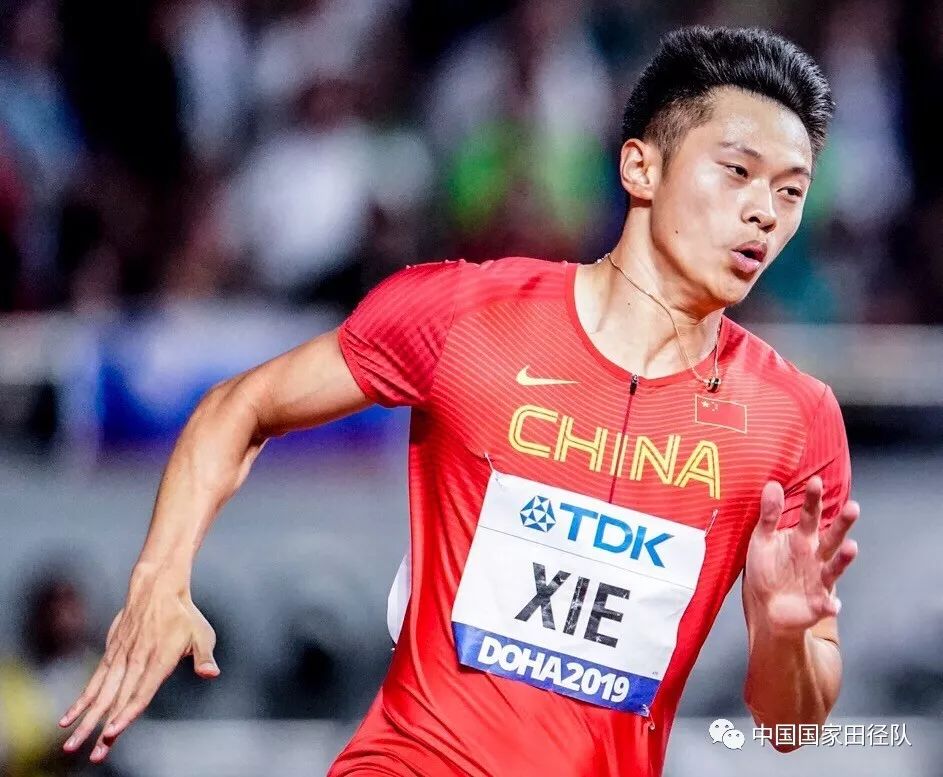 包含赛场上金银铜牌竞争激烈，谁将笑到最后的词条