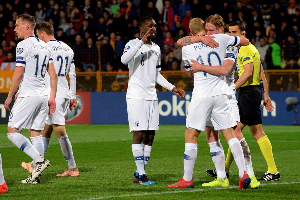 包含西班牙队客场逆转击败希腊，积分榜首名暂时稳固的词条