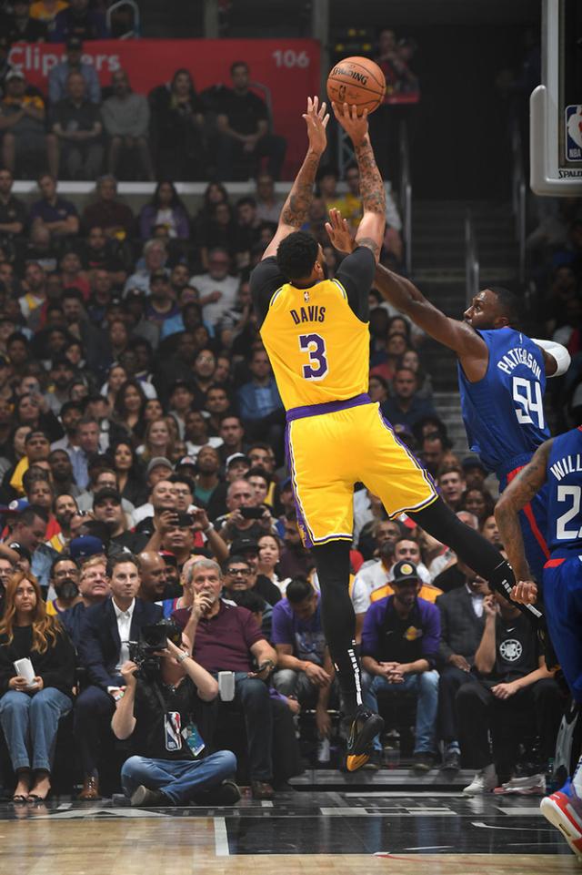 江苏队力克山西队，浓眉哥关键制胜的简单介绍