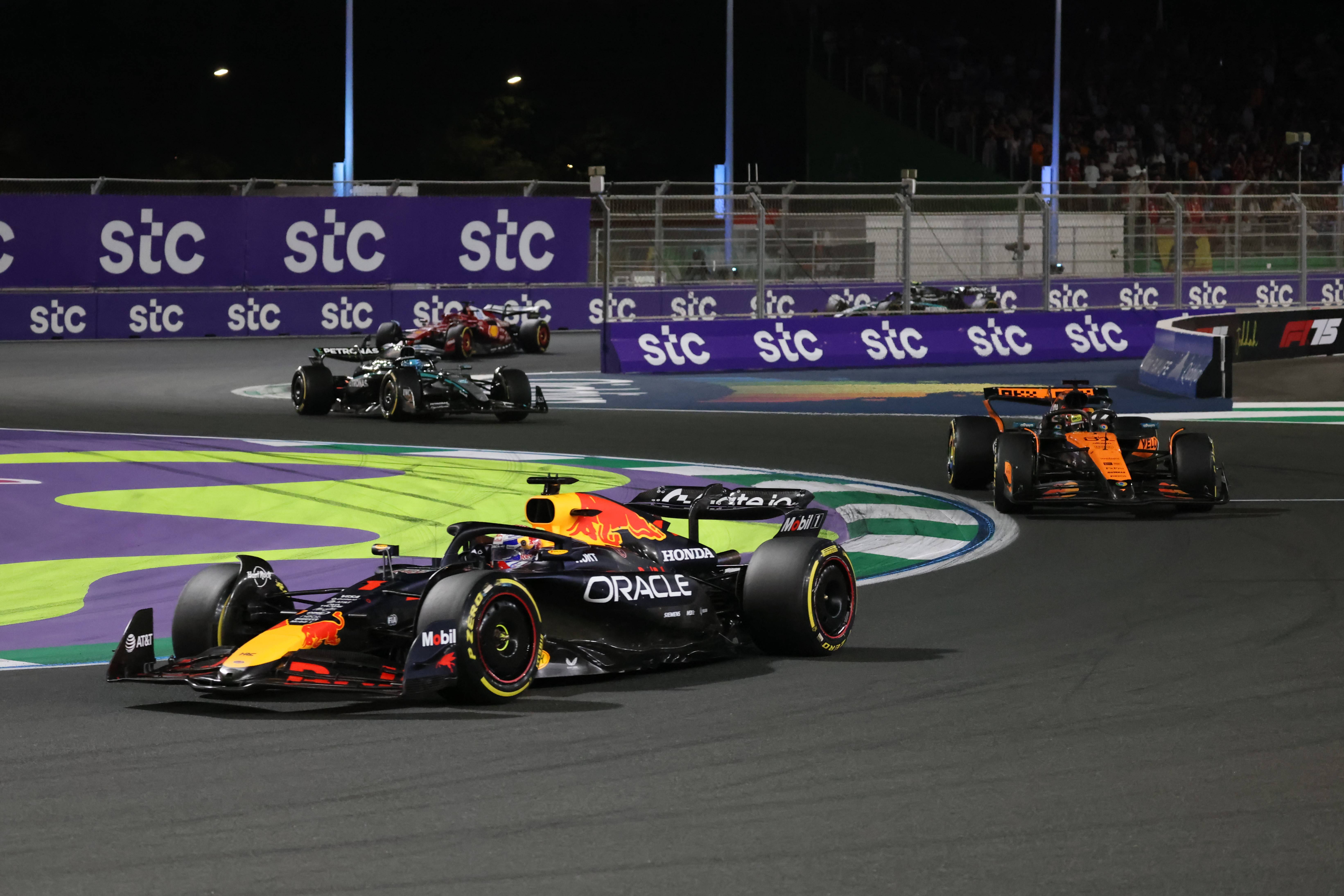 包含索伯车队完胜红牛二队，皮亚斯特里高光表现的词条