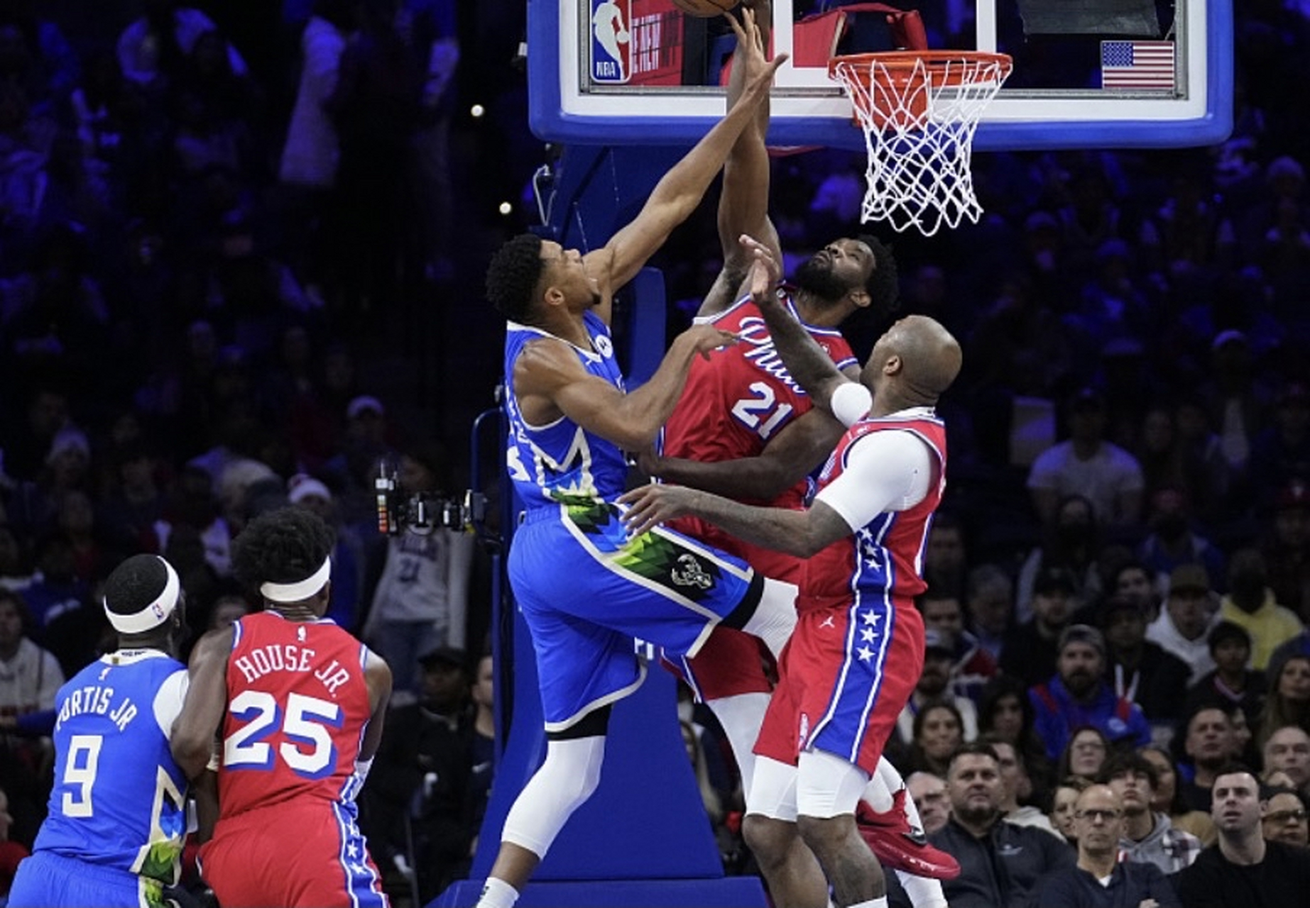 包含雄鹿险胜广东队，恩比德统治全场的词条