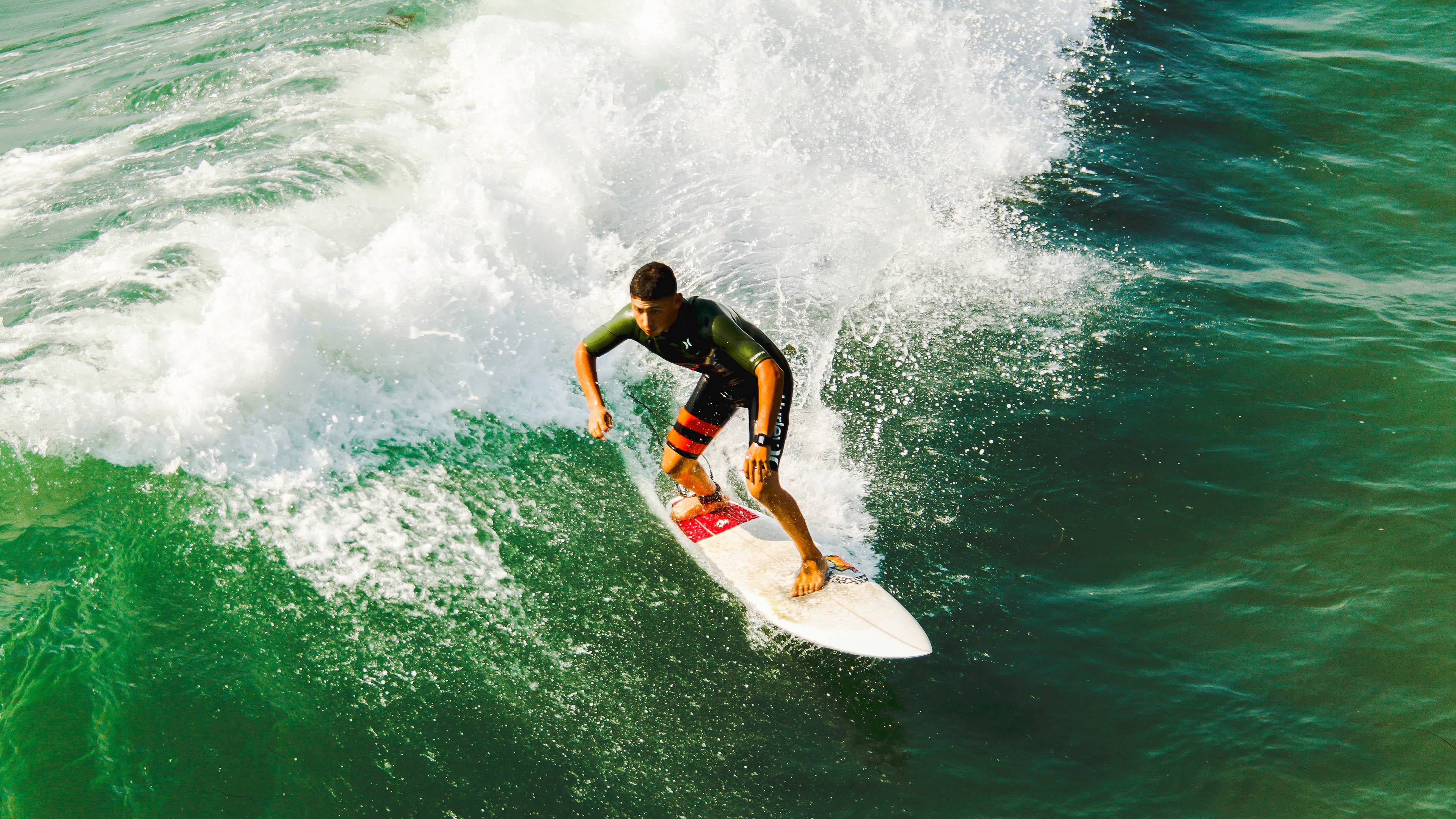 鹈鹕惊险啄伤掘金，易建联状态火热成关键先生