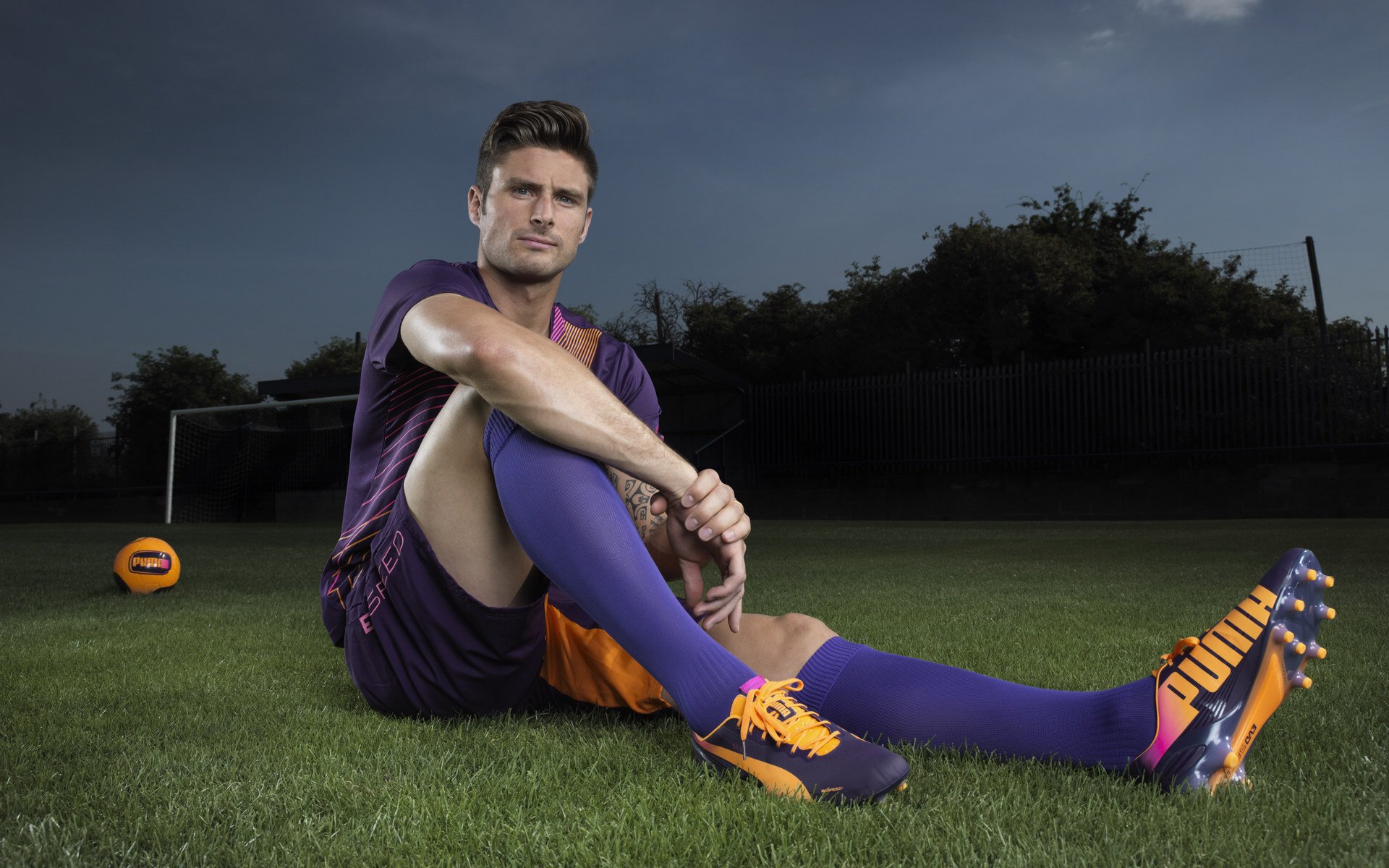 赛道上的红色风暴，塞恩斯统治全场，法拉利力克红牛车队